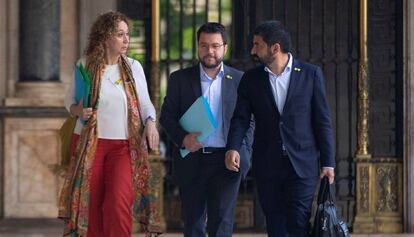 El vicepresident Pere Aragonès (c) junto a los consejeros Ester Capella (i) y  Chakir el Homrami (d).