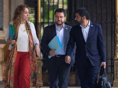 El vicepresident Pere Aragonès (c) junto a los consejeros Ester Capella (i) y  Chakir el Homrami (d).