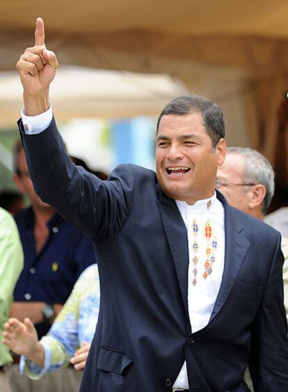 El presidente de Ecuador, Rafael Correa, celebra anoche su victoria electoral.