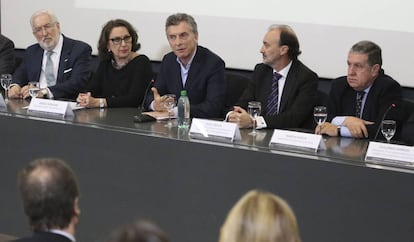 El presidente de Argentina, Mauricio Macri (centro), habla durante la inauguración del Encuentro Empresarial Iberoamericano, en Buenos Aires