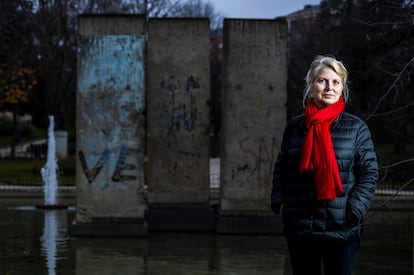 Lola Ruiz-Ibárruri, nieta de Pasionaria, delante de los restos del Muro de Berlín que hay en el parque de Berlín, en Madrid.