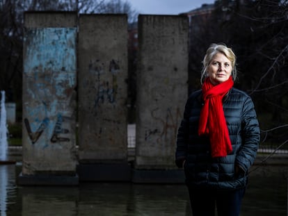 Lola Ruiz-Ibárruri, nieta de Pasionaria, delante de los restos del Muro de Berlín que hay en el parque de Berlín, en Madrid.