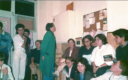 Dolors Majoral y Gretel Ammann junto a sus compañeras en La Nostra Illa de Barcelona en 1987.