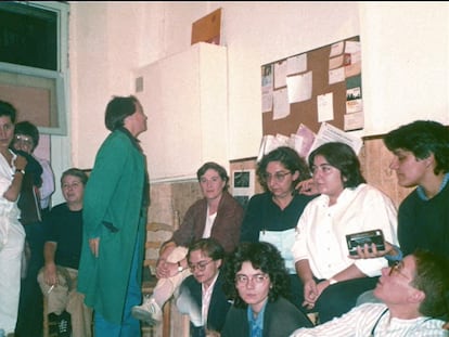 Dolors Majoral y Gretel Ammann junto a sus compañeras en La Nostra Illa de Barcelona en 1987.