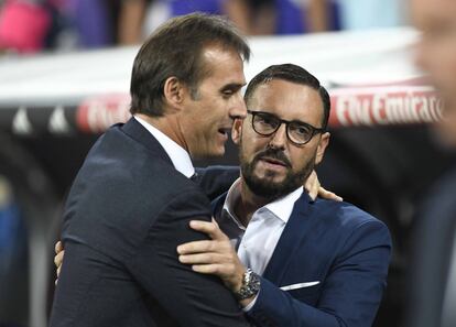 Julen Lopetegui, entrenador del Real Madrid, se saluda con José Bordalás, entrenador del Getafe, antes del partido