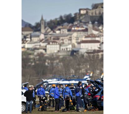 Miembros de los equipos de rescate se preparan para reanudar la bsqueda en Seyne-les-Alpes en Francia, el 26 de marzo de 2015. Los servicios de rescate franceses emprenden una nueva jornada de bsqueda para recuperar los restos del avin A320 de la compa?a Germanwings que se estrell el martes cuando efectuaba la ruta Barcelona-Dsseldorf, lo que caus la muerte de sus 150 ocupantes.