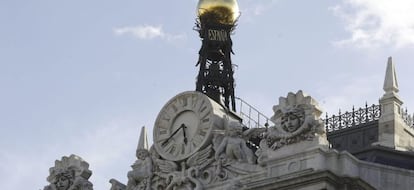 Reloj en la fachada de la sede del Banco de Espa&ntilde;a, en la Plaza de Cibeles en Madrid. EFE/Archivo