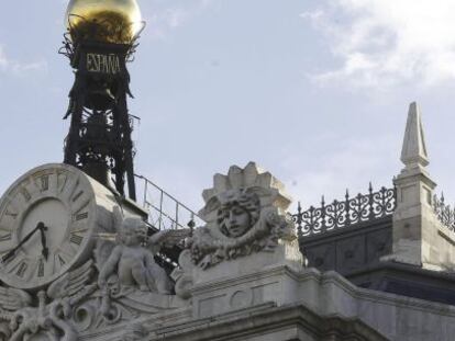 Reloj en la fachada de la sede del Banco de Espa&ntilde;a, en la Plaza de Cibeles en Madrid. EFE/Archivo