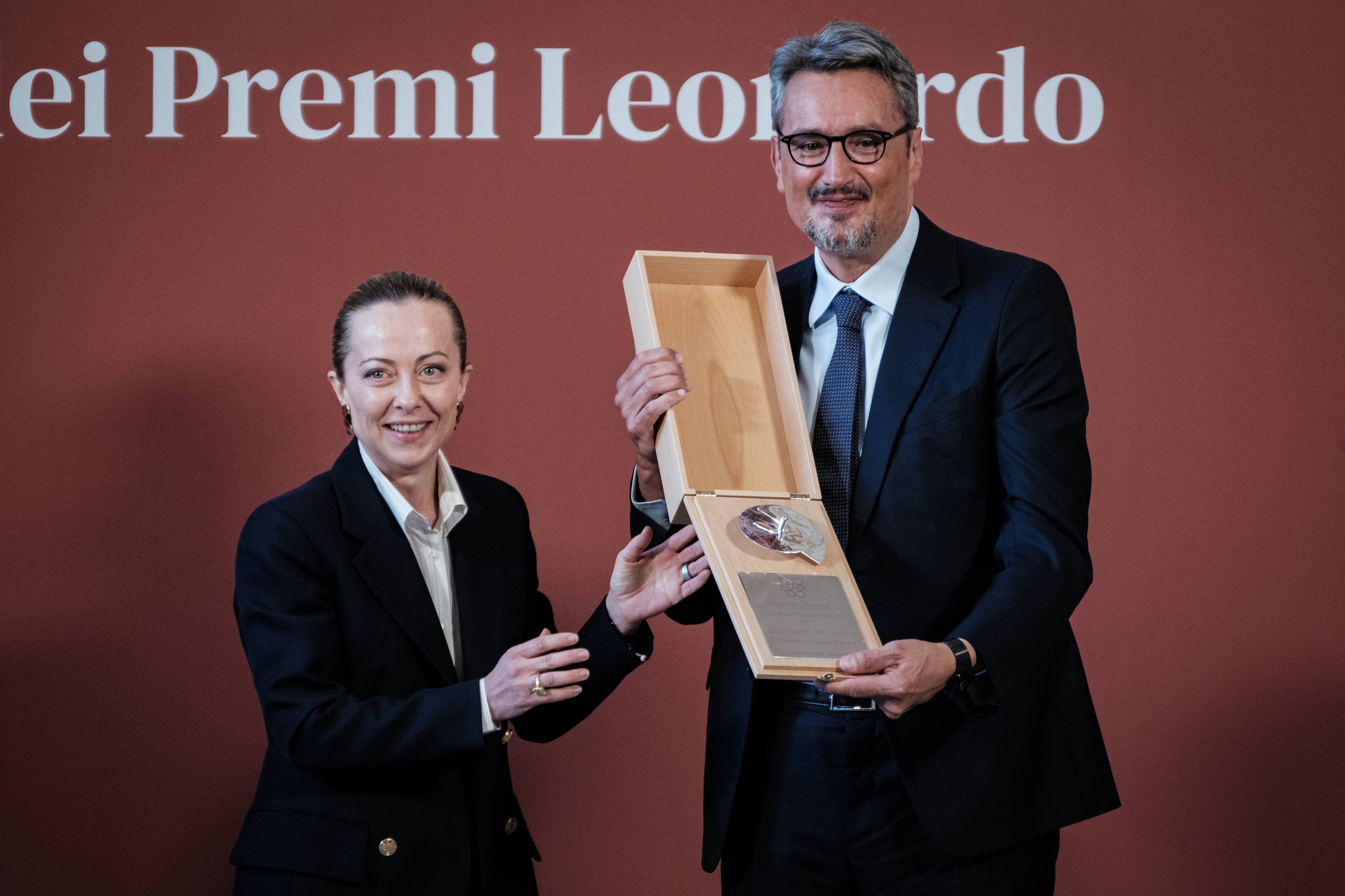 Giovanni Ferrero recoge el premio Leonardo en presencia de la primera ministra italiana Giorgia Meloni.