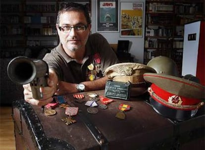 Marc Baldomà, con algunos objetos militares de la Segunda Guerra Mundial que colecciona.
