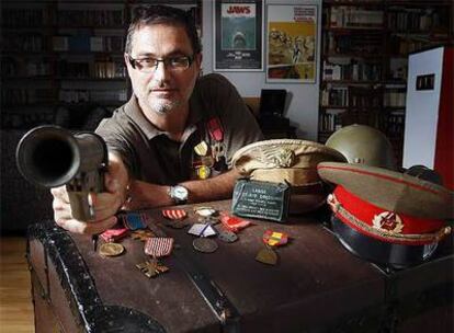 Marc Baldomà, con algunos objetos militares de la Segunda Guerra Mundial que colecciona.