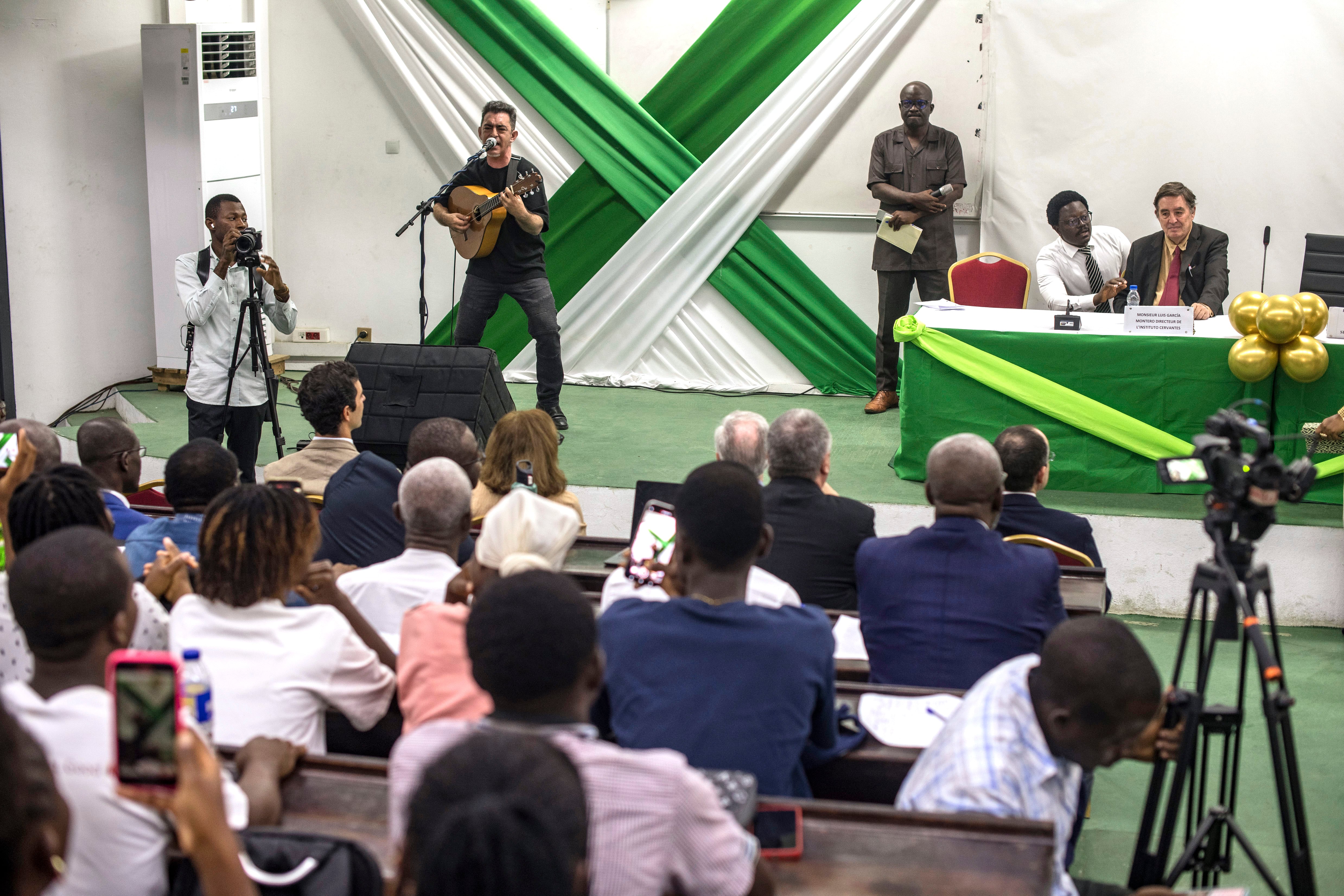 El músico Raúl Rodríguez durante su actuación en la inauguración de la nueva sede del Aula Cervantes de Abiyán.