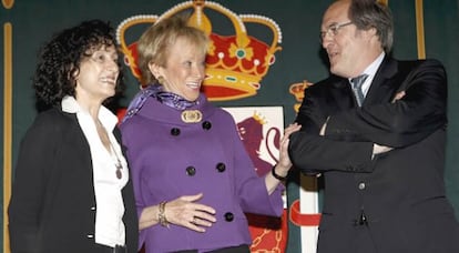 Mercedes Cabrera y Fernández de la Vega, junto al nuevo ministro de Educación &Aacute;ngel Gabilondo.