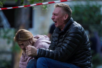 Un hombre lloraba este martes mientras los equipos de rescate buscaban a su hijo entre los escombros tras un ataque ruso en Kiev.