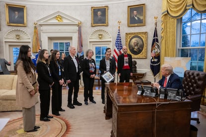 El presidente de Estados Unidos, Donald Trump, recibe a familiares de rehenes israeles liberados en la Casa Blanca, el mircoles.