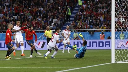 Isco marca el primer gol para España.