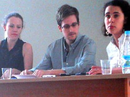 Edward Snowden, en su reunión con activistas en el aeropuerto moscovita.