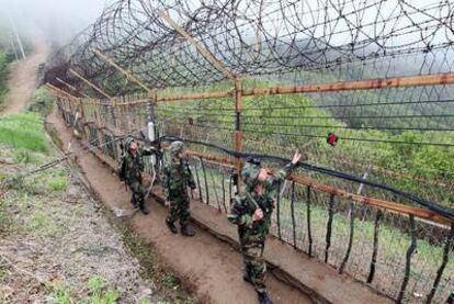 Soldados surcoreanos inspeccionan el estado de las alambradas de la zona desmilitarizada entre las dos Coreas en Yanggu, al norte de Seúl.