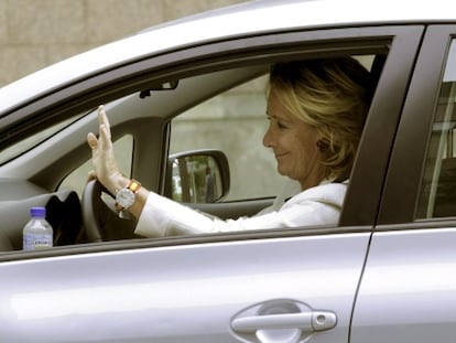 Esperanza Aguirre, en su coche, en una foto de archivo. 