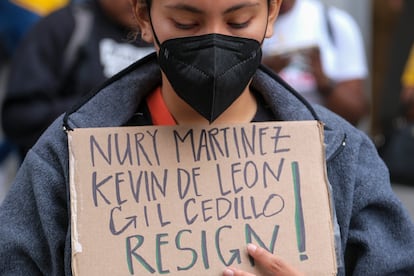 Una mujer sostiene un cartel donde pide la renuncia de los concejales.