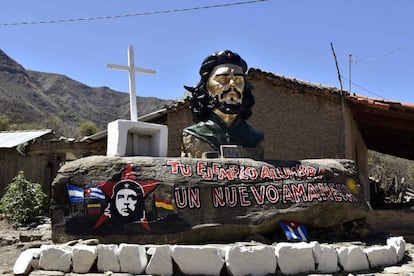 Un busto de El Che Guevara en La Higuera, la localidad donde fue ejecutado en 1967.