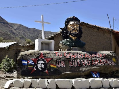 Un busto de El Che Guevara en La Higuera, la localidad donde fue ejecutado en 1967.