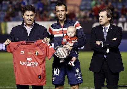 Puñal con su hijo en brazos, junto a Echeverría, con la camiseta, y Archanco.