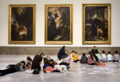 Escolares durante una visita a la sala Murillo del Museo de Bellas Artes, en Sevilla.