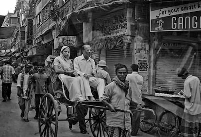 Calcuta es el único estado en India en el que todavía circulan los rickshaws tirados por hombres a pie que recorren la ciudad transportando a gente. Según la organización Action Aid India más de 18.000 hombres trabajaban tirando de estos carritos. Aunque desde 2005 el Gobierno del Estado de Bengala Occidental, al que pertenece Calcuta, prohibió su uso y dejó de otorgar licencias, este tipo de rickshaws siguen circulando por las calles. 
