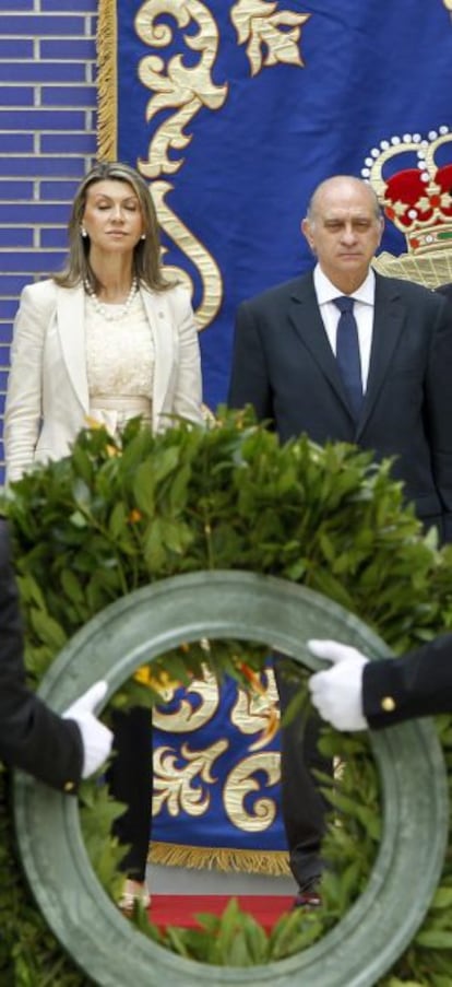 El ministro del Interior, Jorge Fernández Díaz junto a LLanos de Luna, en la inauguración de una comisaría.