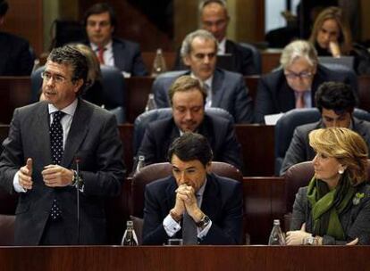 Aguirre, en la Asamblea, junto a González y Granados.