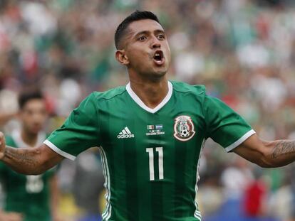 Elías Hernández festeja su gol contra El Salvador.