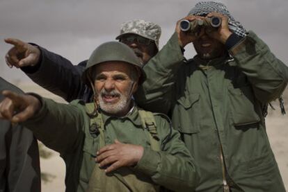 Rebeldes libios observan la línea del frente desde las afueras de la ciudad de Ajdabiya, a 160 kilómetros de Bengasi.