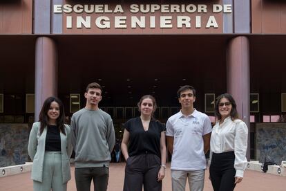 De izquierda a derecha los estudiantes de la carrera y máster, Alba Bouza, Antonio Masset, María Baedo, Pedro García y Andrea Vázquez. 