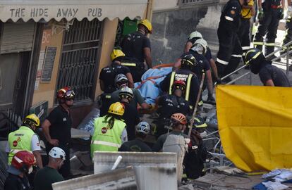 El cadáver de una mujer ha sido localizado entre los escombros del edificio que este jueves se ha derrumbado en la localidad tinerfeña de Los Cristianos, en el municipio de Arona, según ha informado el alcalde del municipio José Julián Mena. El cuerpo sin vida ha sido recuperado por efectivos de la Unidad Militar de Emergencia (UME) y los bomberos.