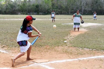 Um grupo de mulheres indígenas pula no campo e começa o jogo: <i> Las Diablillas de Hondzonot </i> contra as <i> Guerreras de Piste </i>.