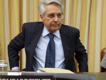 El expresidente de Novacaixa Galicia, Julio Fernández Gayoso, en la comisión de investigación de la crisis financiera del Congreso.