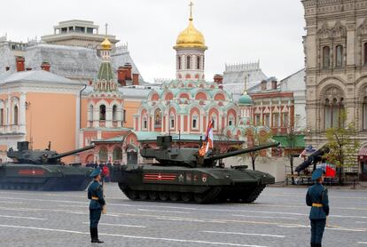 Tanques russos da Plataforma de Combate Universal Armata se apresentam no desfile.