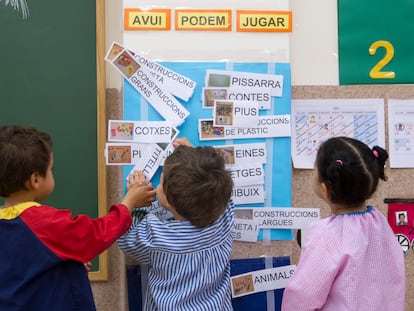 Varios menores en una clase en catalán en un colegio público de Barcelona.