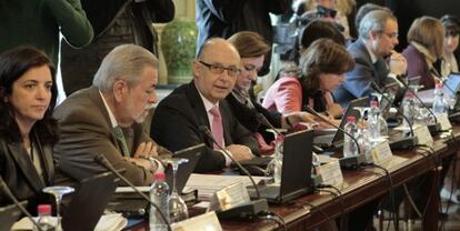 Cristóbal Montoro y Antonio Beteta (2i), durante la reunión.