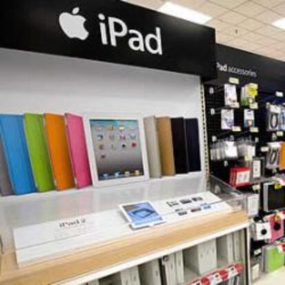 Estanterías con productos en una tienda de Apple.