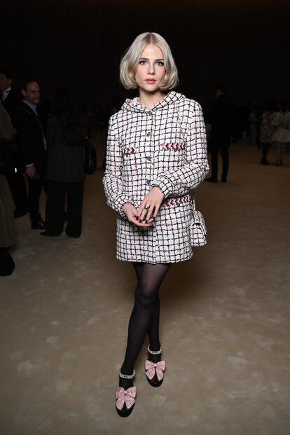 Lucy Boynton se cubrió de 'tweed' Chanel para asistir al desfile de la ‘maison’. Escogió esta levita-vestido con capucha y zapatos con pulserita que siguen la estética ‘coquettecore’.