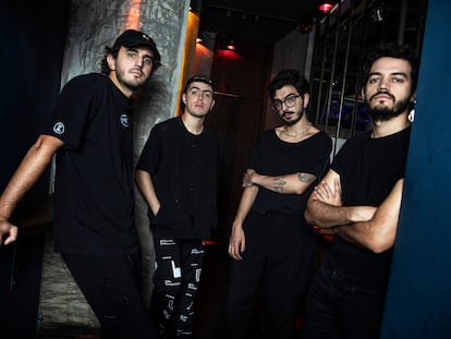 La banda Morat (de izquierda a derecha, Juan Pablo Isaza, Martín Vargas, Simón Vargas y Juan Pablo Villamil) en el bar Intruso de Madrid.