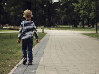 Un niño camina solo por la ciudad.