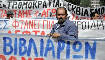 Un trabajador de la construcci&oacute;n sin trabajo en una manifestaci&oacute;n.