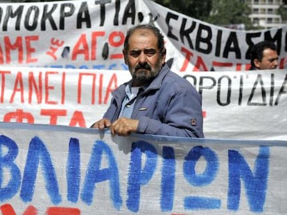 Un trabajador de la construcción sin trabajo en una manifestación.