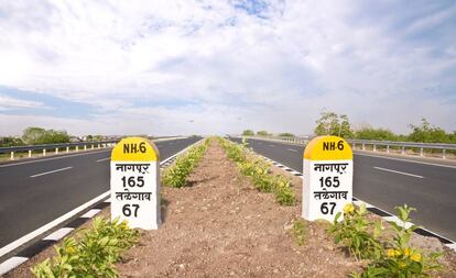 Hitos en la autopista NH6, operada por IRB entre las ciudades de Talegaon y Amravati (India).