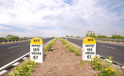 Hitos en la autopista NH6, operada por IRB entre las ciudades de Talegaon y Amravati (India).