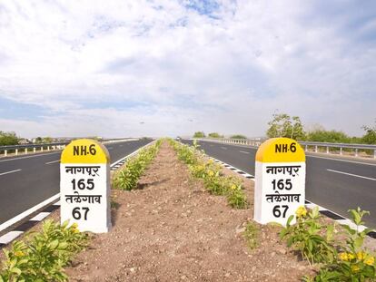 Hitos en la autopista NH6, operada por IRB entre las ciudades de Talegaon y Amravati (India).