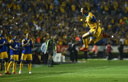 André-Pierre Gignac celebra el primer gol de Tigres.